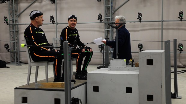 Der Regisseur geht mit den Schauspielern das Script durch.